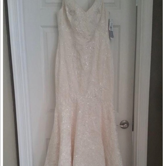 Wedding dress - Picture 3 of 3